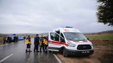 Eskişehir'de servis otobüsü ile otomobili çarpıştı, 3 kişi öldü, 1 kişi yaralandı