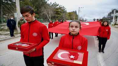 Gelibolu'dan alınan Türk bayrağı, toprak ve deniz suyu Eskişehir'e getirildi