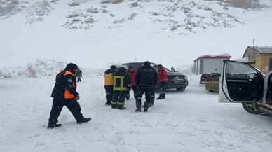 Kayseri'de madende göçük altında kalan iki işçiden biri öldü, diğerine ulaşılmaya çalışılıyor