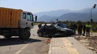 Son Dakika! Hatay'da otomobil ve kamyon çarpıştı