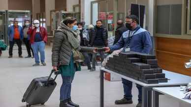 İranlı turistler, Van'da çiçeklerle karşılandı