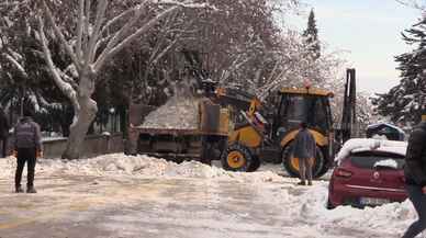 ISPARTA - Kar kütleleri kamyonlarla şehir dışına taşındı