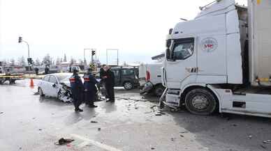 ISPARTA - Tırın kavşakta bekleyen araçlara çarptığı kazada, 1 kişi öldü, 11 kişi yaralandı (2)