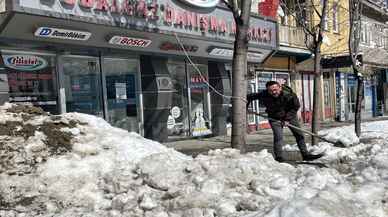 ISPARTA - Yoğun kar yağışı nedeniyle elektrik kesintisi yaşanıyor (2)