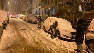 İstanbul'da kar yağışı sürücülere zor anlar yaşattı