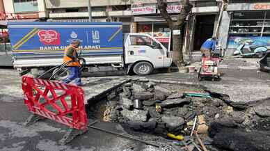 İstanbul’da yol bakım çalışması sırasında su borusu patladı