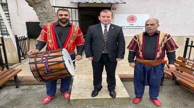 BİTLİS - Kaldırımda yürüyen bir kişi, binanın çatısından düşen tonlarca karın altında kalmaktan son anda kurtuldu