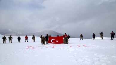 Jandarma, Ilgaz Dağı'nın zirvesinde İstiklal Marşı'nı okudu