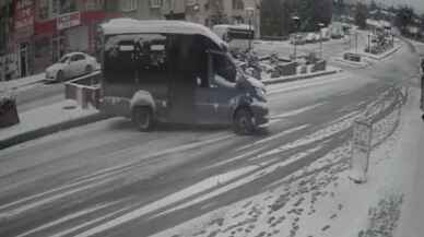 Karabük'te dolmuşun buzlu yolda kayması kameraya yansıdı