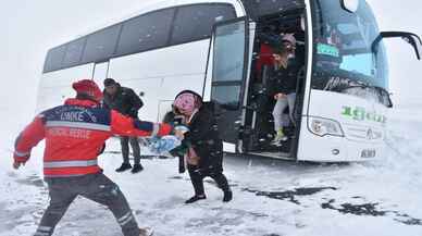 Kars'ta otobüs kara saplanınca mahsur kalan 20 yolcu kurtarıldı