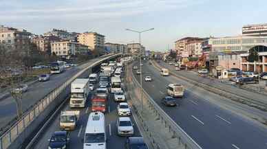 Kocaeli'de tırla çarpışan otomobilin sürücüsü yaralandı