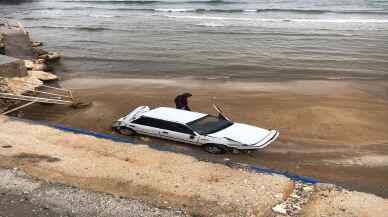 Mersin'de kumsala devrilen otomobili itfaiye çıkardı