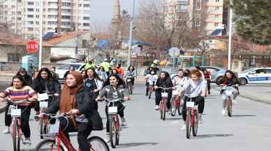 Öğrenciler temiz çevre için pedal çevirip çöp topladı