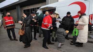 Ukrayna'dan tahliye edilen ilk Kırım Tatar Türkleri Türkiye'ye getirildi