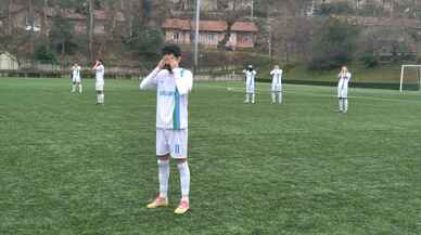 ZONGULDAK - Amatör lig futbolcuları elleriyle gözlerini kapatarak hakemleri protesto etti