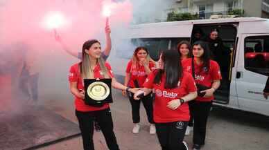 ADANA - Hentbolda Kadınlar Süper Lig'e yükselen Adasokağı için kutlama yapıldı