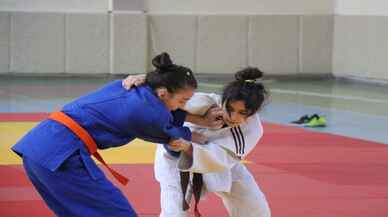 Anadolu Yıldızlar Ligi'nde judo yarı final müsabakaları Erzincan'da başladı