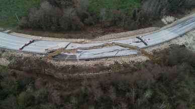 Karadeniz Sahil Yolu'nun heyelan nedeniyle kapanan Akçakoca kesiminde çökmeler sürüyor