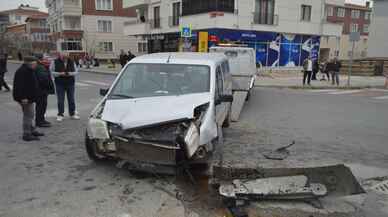 Kırklareli'nde 3 aracın karıştığı trafik kazası güvenlik kamerasına yansıdı