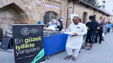 KKTC'de Mevlevi Tekkesi'nin önünde iftar geleneği yaşatılıyor