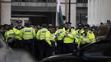 Pakistan'da İmran Han hükümetinin düşmesi Londra'da protesto edildi