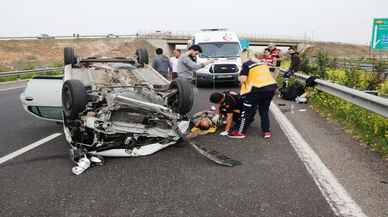 Şanlıurfa'da devrilen otomobildeki 2 kişi yaralandı