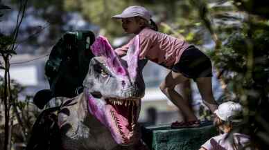 Ukraynalı savaş mağduru çocuklar Dinopark'ta eğlendi