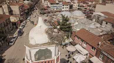 Yenişehir'in tarihi saat kulesinin leylek çifti yuvasına yerleşti