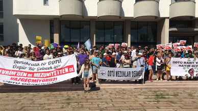 ODTÜ'lülerden rektörlük önünde protesto