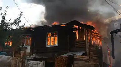 Kastamonu'da korkutan yangın; Onlarca ev kül oldu!