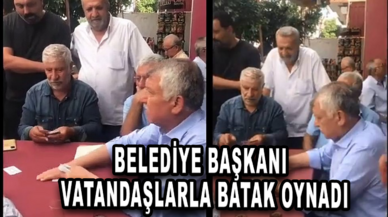 Belediye başkanı vatandaşlarla batak oynadı