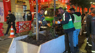 İstiklal Caddesi yaya trafiğine kapatıldı: Ağaçlar kaldırılıyor