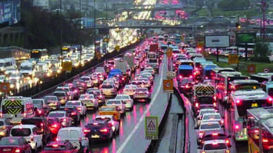 İstanbul'da trafik kilitlendi: Yoğunluk sinirleri zorladı!