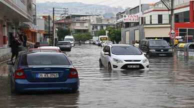 İzmir'de sağanak hayatı olumsuz etkiledi