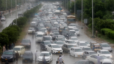 İstanbul'da sağanak nedeniyle trafik yoğunluğu yüzde 80'e ulaştı