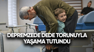 Depremzede dede torunuyla yaşama tutundu