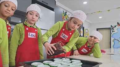 Sakarya'da "minik şefler" okulda oluşturulan mutfakta yemek yapmayı öğreniyor