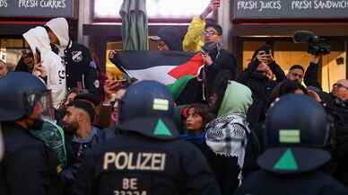 Berlin'de gerilim! Filistin destekçileri ile polis arasında arbede yaşandı