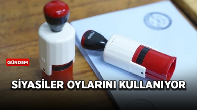 Siyasiler oylarını kullandı