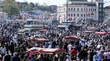 Ramazan Bayramı'nda Eminönü'nde izdiham!