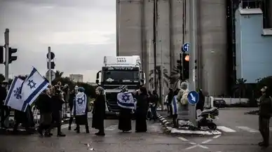 Fanatik Yahudi yerleşimciler, Gazze’ye giden yardım tırlarına saldırıyor