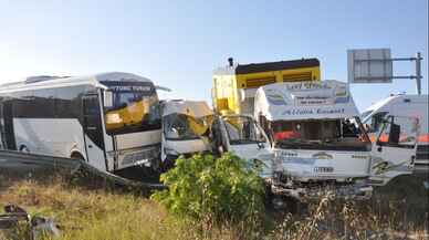 Tekirdağ'da 2 işçi servisine kamyonet çarptı: 18 yaralı