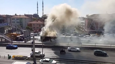 Küçükçekmece'de metrobüste yangın çıktı! Müdahale sürüyor