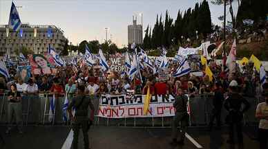 Gazze'deki İsrailli esirlerin yakınları anlaşma talebiyle Tel Aviv'den Kudüs'e yürüdü