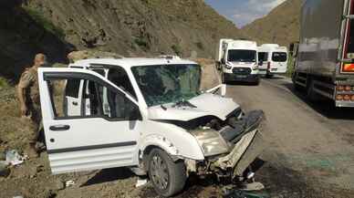 Hakkari'de feci kaza: 13 yaralı