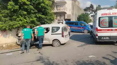 Hatay'da feci kaza: Ambulans ile hafif ticari araç çarpıştı