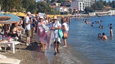 Foça’da plaj işgali protestosu: Kıyılar ücretsiz kullanılmalı