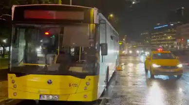 Beyoğlu'nda özel halk otobüsünün motorunda yangın çıktı