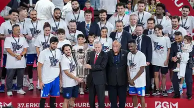 Cumhurbaşkanı Erdoğan, Anadolu Efes'e şampiyonluk kupasını verdi