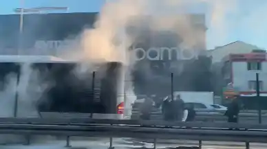 Metrobüste korkutan yangın: Yolcular acil durumda tahliye edildi!